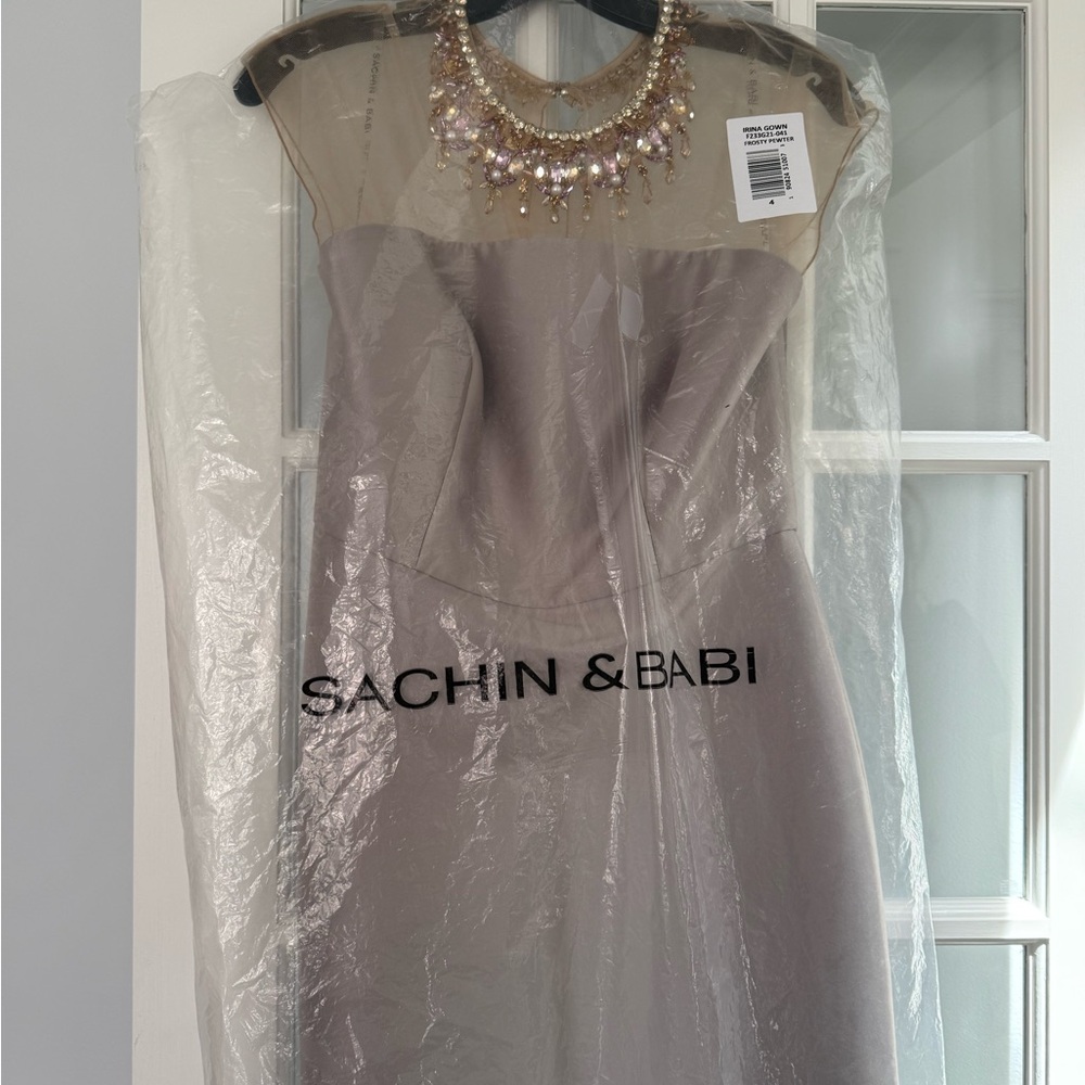 Elegant Silver Evening Gown - Picture 9 of 12